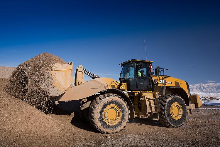 Wheel loader handling bulk material with a high-capacity bucket